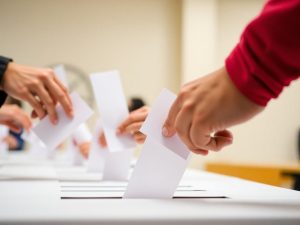 Oameni votând pașnic, buletine de vot colorate.