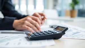 Persoană calculând pensia anticipată parțială.